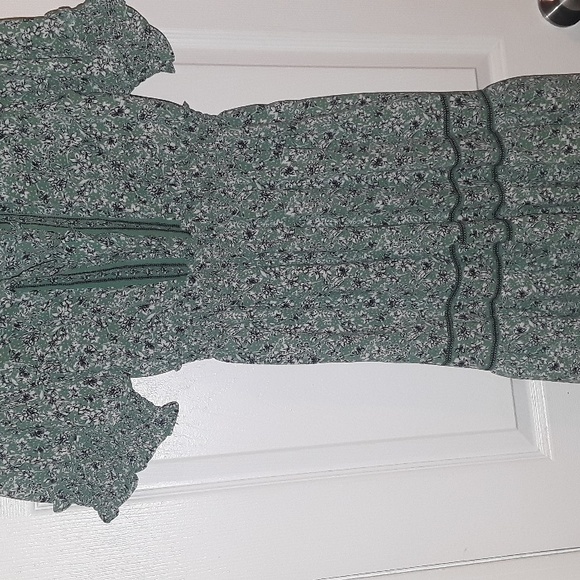 Max Studio Elbow Length Sleeve Print Tiered Maxi Dress ditsy floral Green White - Picture 11 of 17